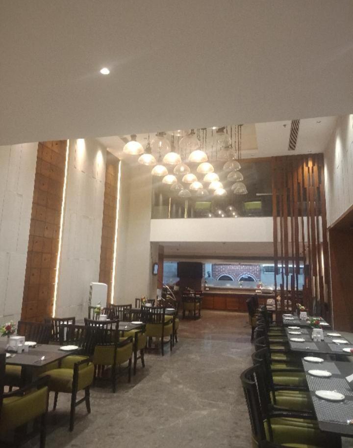 Blossom Rooms Hotel Vashishtha - Free Lunch Or Dinner- Free Breakfast Хидерабад Екстериор снимка