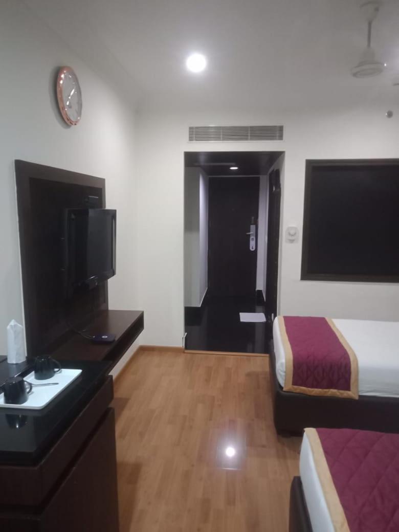 Blossom Rooms Hotel Vashishtha - Free Lunch Or Dinner- Free Breakfast Хидерабад Екстериор снимка