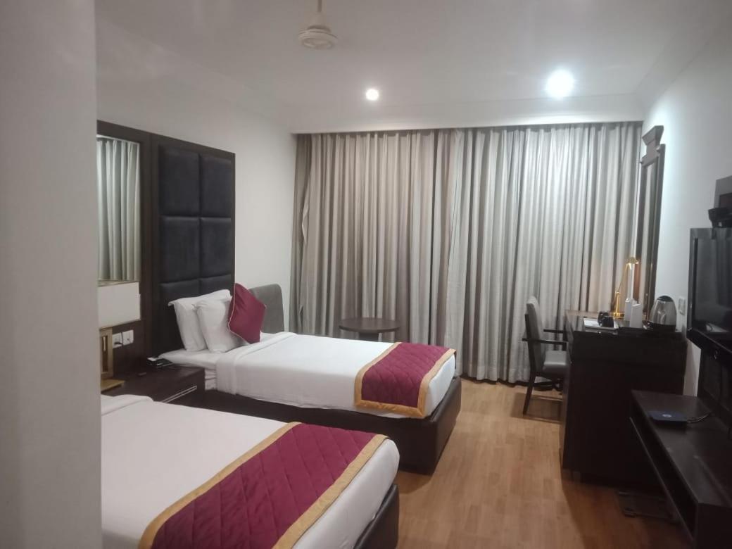 Blossom Rooms Hotel Vashishtha - Free Lunch Or Dinner- Free Breakfast Хидерабад Екстериор снимка