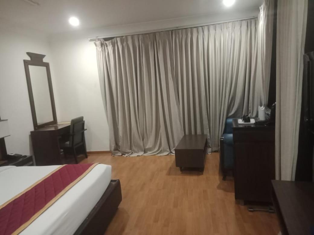 Blossom Rooms Hotel Vashishtha - Free Lunch Or Dinner- Free Breakfast Хидерабад Екстериор снимка