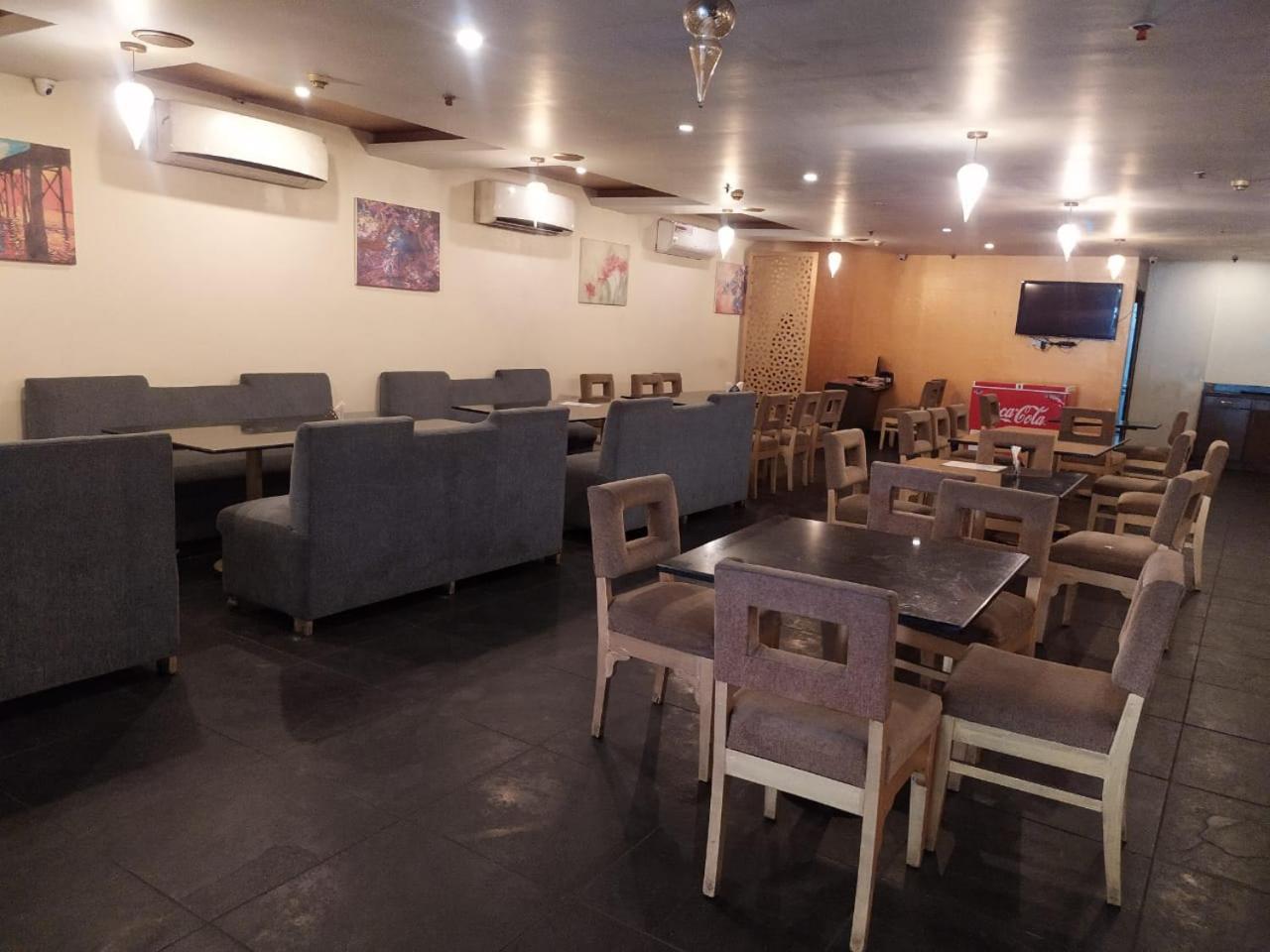 Blossom Rooms Hotel Vashishtha - Free Lunch Or Dinner- Free Breakfast Хидерабад Екстериор снимка